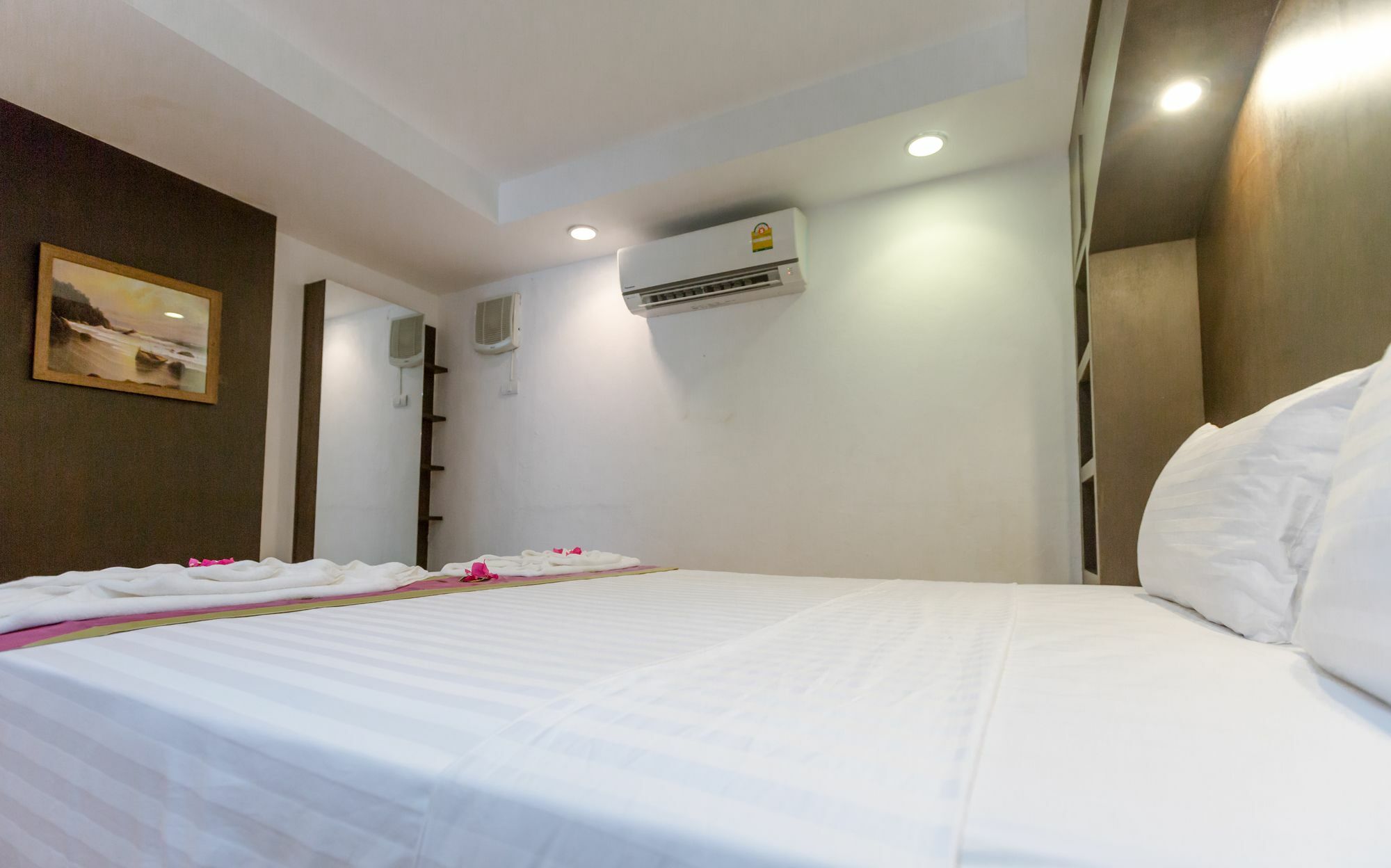 Porterhouse Beach Hotel Patong Екстер'єр фото